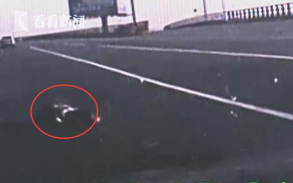 为了捡高速路上的一个盒子 司机被撞飞14米当场身亡 为了捡高速路上的一个盒子 司机被撞飞14米当场身亡