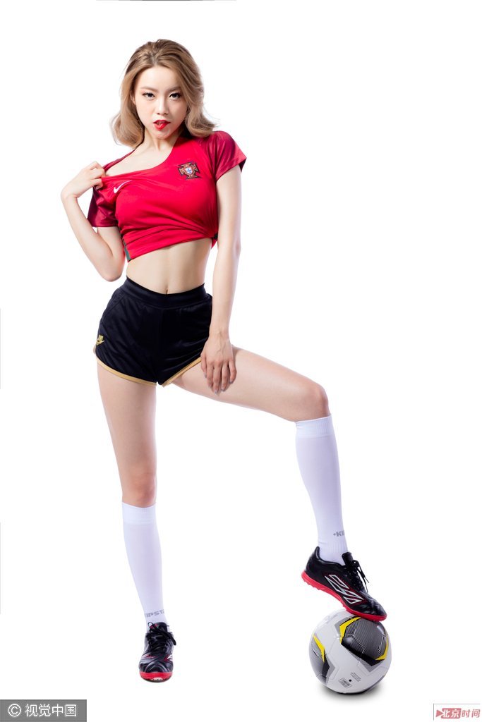组图-葡萄牙足球宝贝甜美写真 金发披肩妩媚动感