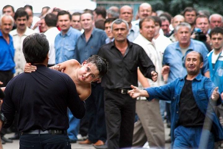 到9月3日下午，事件持续约56个小时后宣告基本结束。事发当天俄罗斯官员说，在武装分子攻占学校的过程中有16人死亡。被武装分子扣押的人质高达1200多人，其中70%是儿童。死亡的人质中，一部分人是被恐怖分子开枪打死的，另外一部分人是被恐怖分子引爆的爆炸装置炸死的或建筑物坍塌压死的。