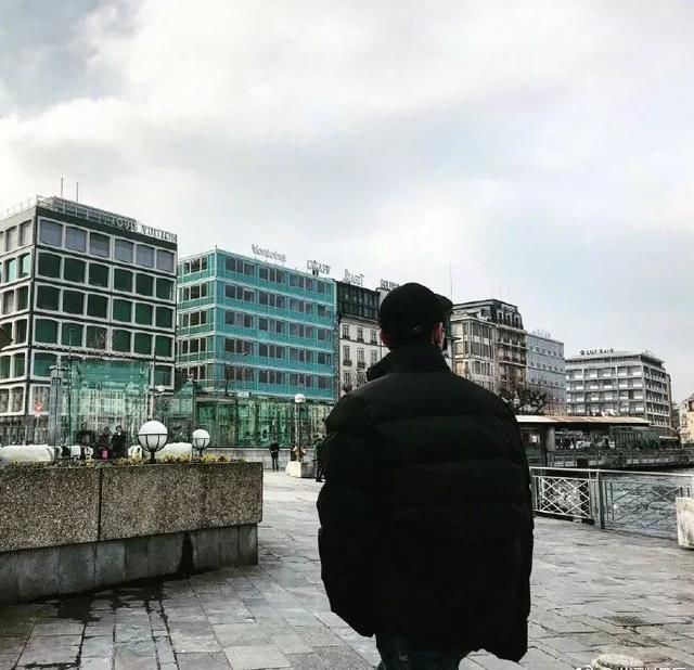 杨洋实力演绎拒绝被拍 和张天爱穿同款衬衣却