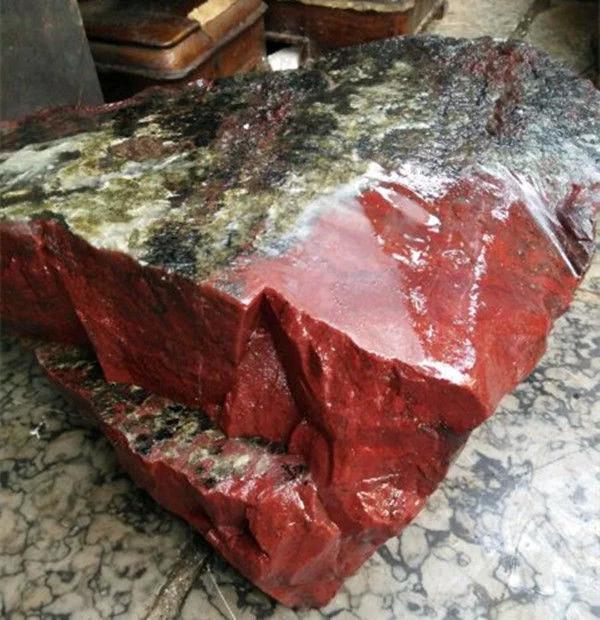 农村男子山坡挖出红色石头,专家的鉴定结果让男子高兴的合不拢嘴! 农村男子山坡挖出红色石头,专家的鉴定结果让男子高兴的合不拢嘴!