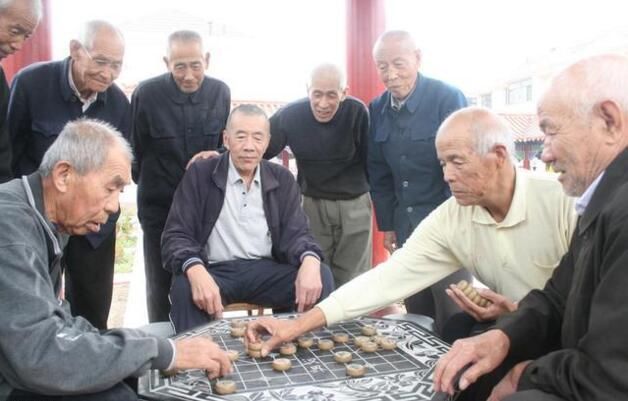 老人分配家产,儿子想全拿一分不给姐姐,还好女