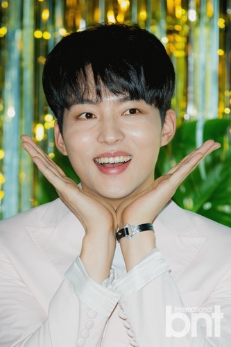 组图:朴圣雨录制《我爱偶像》 帅气暖男魅力十