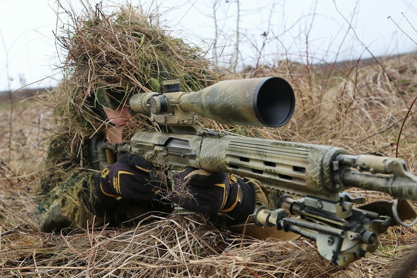 俄军狙击手秀伪装技术:迷彩狙击枪