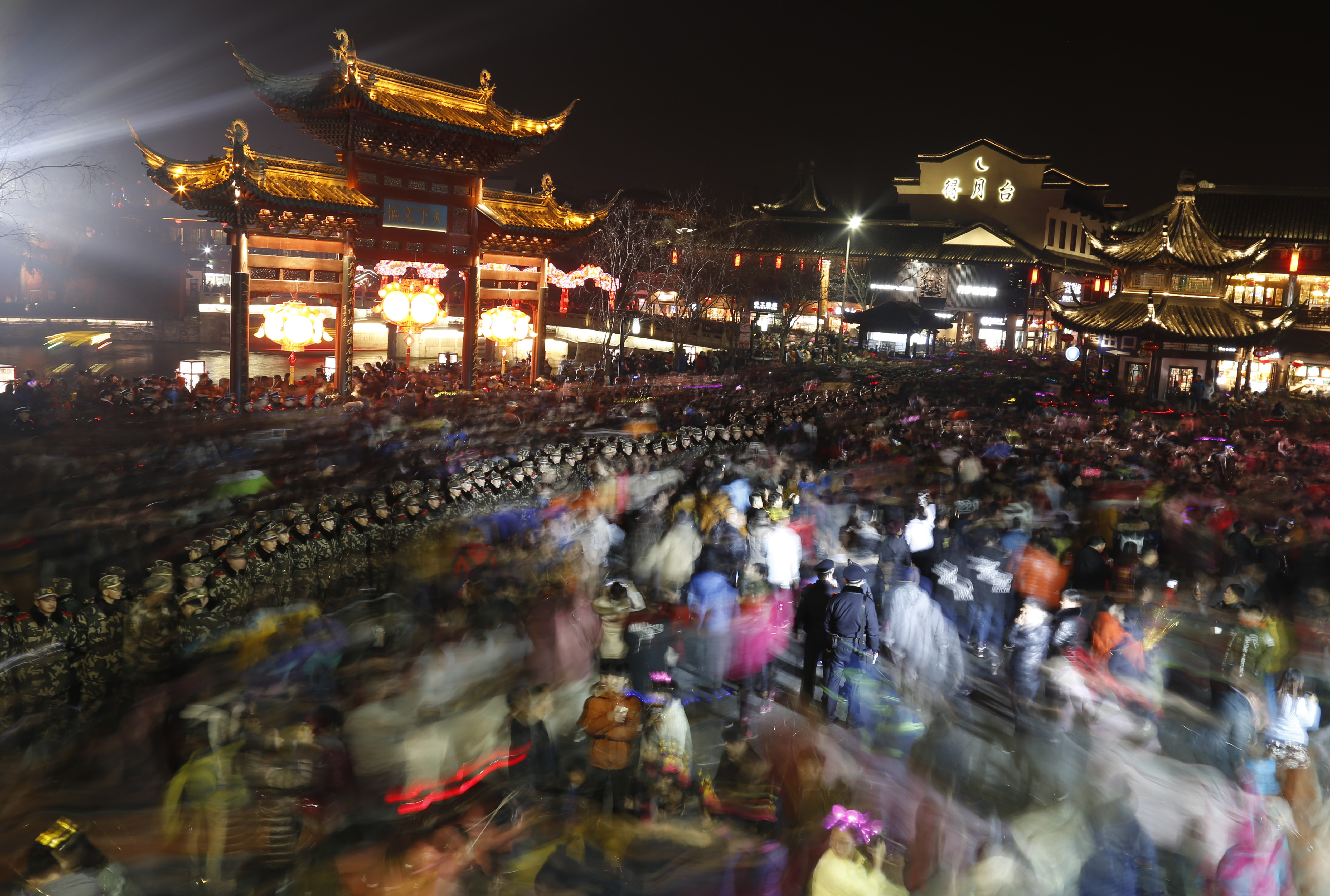 南京市每年在元宵佳节期间举办秦淮灯会,武警江苏总队官兵全力守护秦淮灯会安全。徐宜佳摄