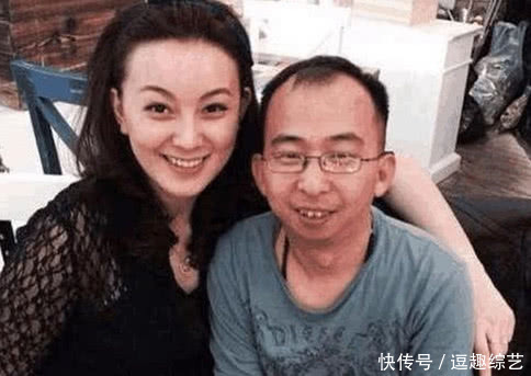身高1米6的导演,身价近10亿开30万车,娶漂亮老