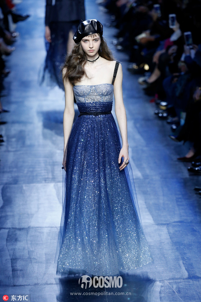 下周穿什么 | 像刘雯赵丽颖穿星空蓝配白衬衫,美得轻松不焦虑