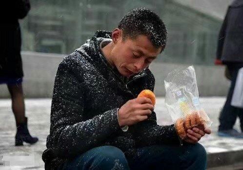 工地老板开出300的日薪,却招不到人,农民的回