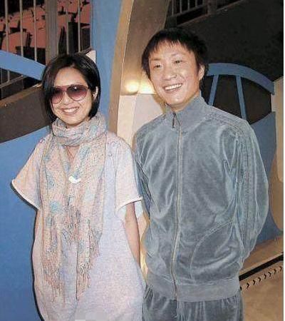 46岁郑中基全家福,小8岁妻子长相遭吐槽,女儿长得也一言难尽!