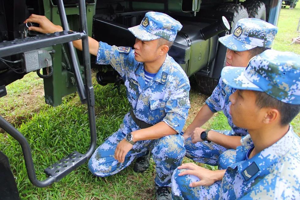 即将退伍老兵,上士班长黄龙龙正在向战友传授车辆检修方法