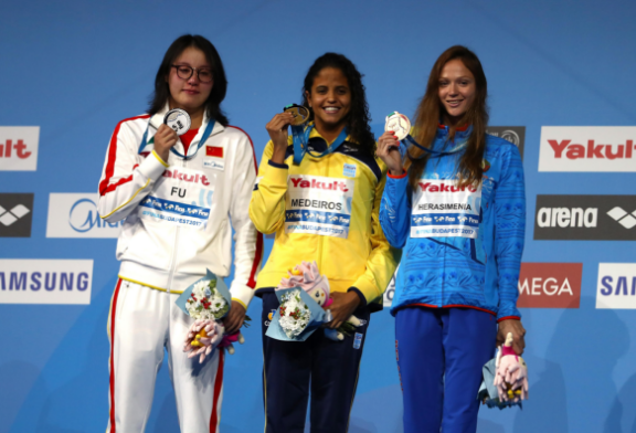 女子50米仰泳傅园慧0.01秒劣势摘银 哭成泪人