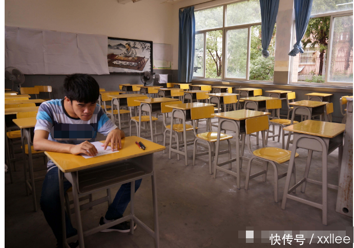脑瘫男孩一个人的考场,考试院为他每科适当延