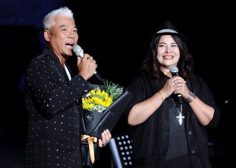 巫启贤表白太太 两女儿上台助阵高颜值引关注