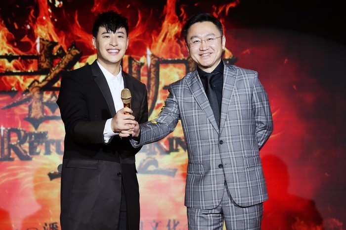 潘玮柏签约新东家 女粉丝披婚纱现场求婚