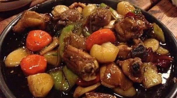 韩国艺人吃中国美食辣子鸡,尝了一口后,好吃得