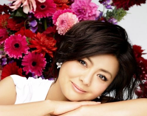日本女演员 歌手药师丸博子迎来53岁生日