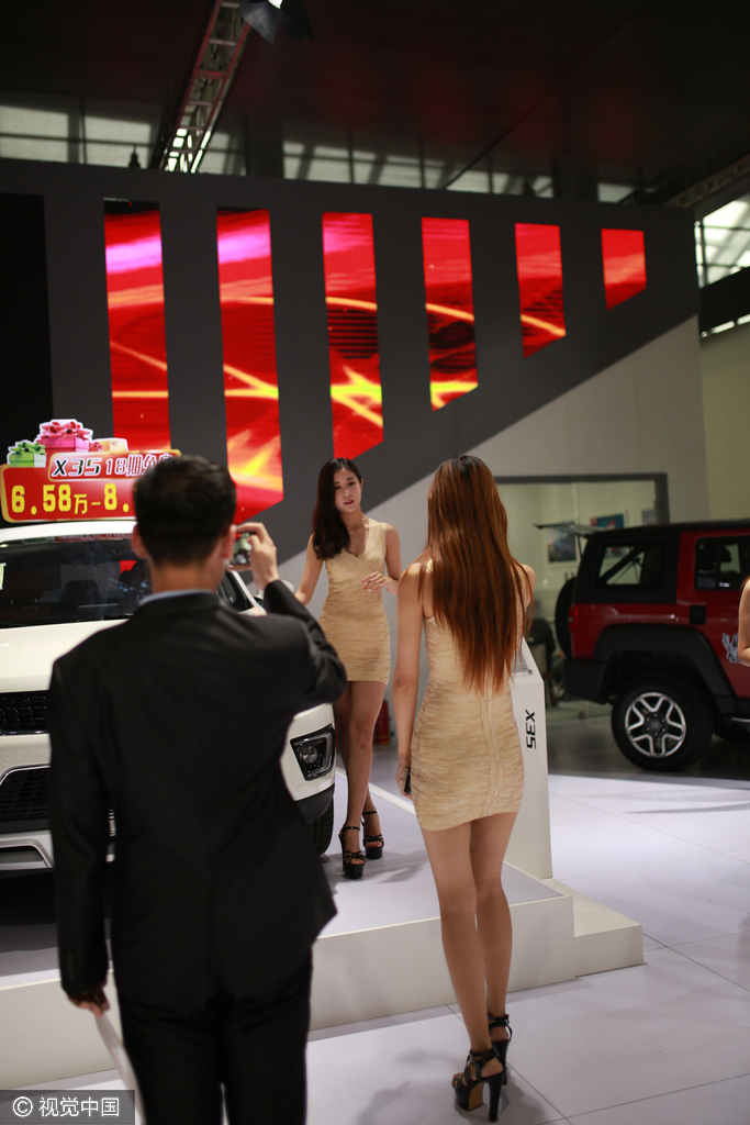 各汽车商为年度最后一次大规模车展不遗余力，在车模展示方面各显神通。