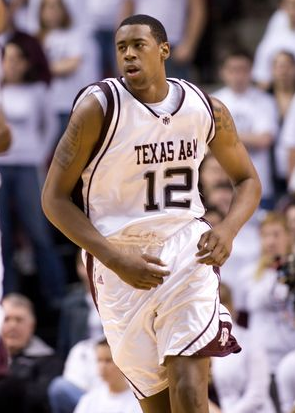 在选择大学的时候，小乔丹就接受了一次关于诚信的考验。他当时很想为比利-吉斯皮尔教练效力，但就在小乔丹正式加盟得州农工大学之前，吉斯皮尔离开得州农工去肯塔基执教，小乔丹并没有违背约定，而是选择遵守承诺去得州农工打球。