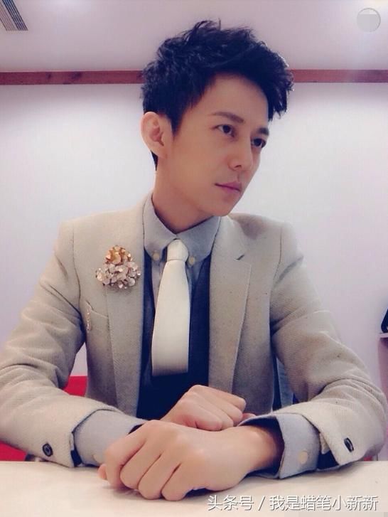 如今的吴京何炅刘恺威都已44岁,但他也44岁却