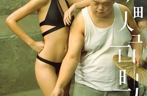 摄影师为女模特拍摄了一组胡同性感大片儿。这样的撸串儿场景你一定没见过。