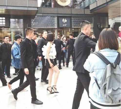 宋茜身穿黑色短裙成都出席活动,网友:时尚感十