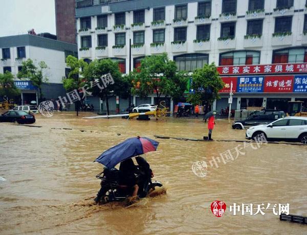 預計今天白天強降雨持續,湘東大部中到大雨,部分地區暴雨,並伴有強