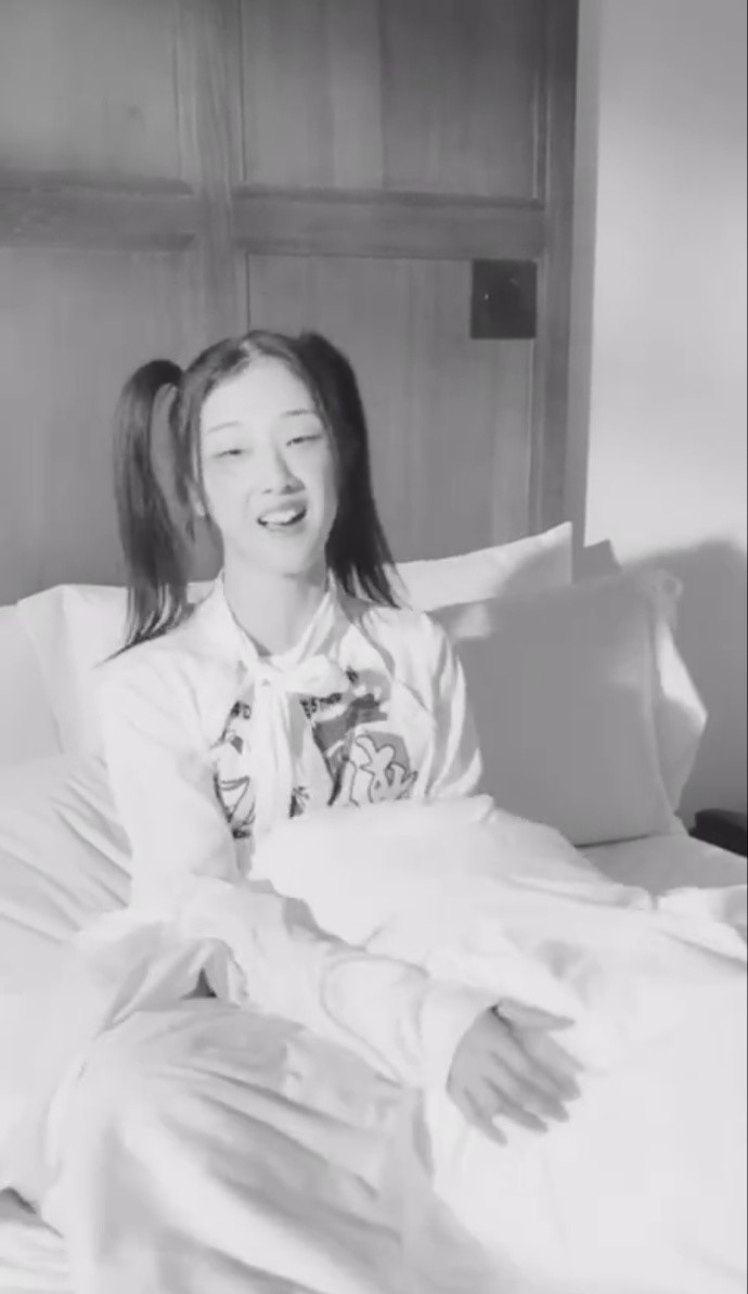 有网友截图芭莎之前拍《创造101》时录的起床突袭采访，火箭少女成员素颜起床照公开。孟美岐一脸懵略显呆萌，吴宣仪扎双丸子头眼圈厚重，杨超越自带慵懒气息。