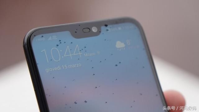 华为Nova 3e,展示了三种稳重的颜色黑色,粉红