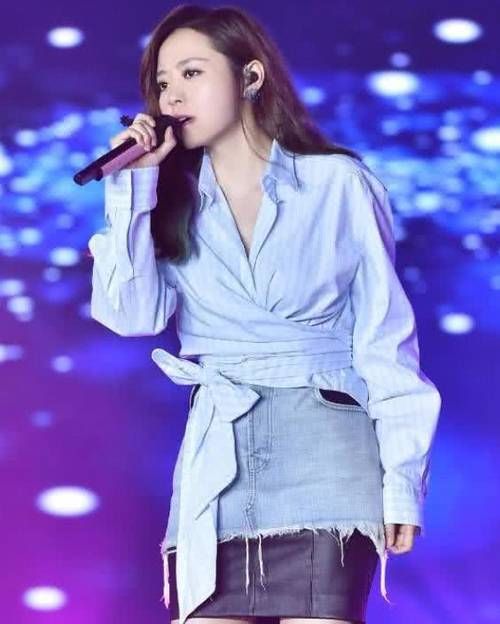 女星防走光方法:杨幂助理前后走,嘉玲姐围巾挡