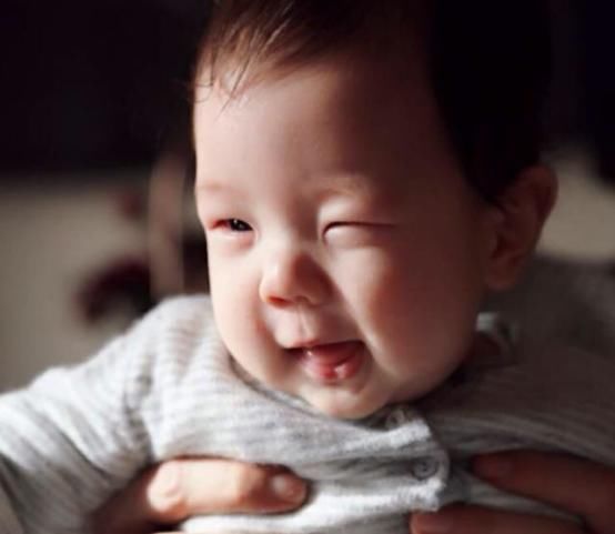 别说,刚出生的嗯哼的眼睛还是蛮大的!