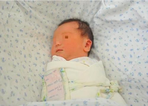 年后宝妈去上班,奶奶在家给一岁宝宝吃鱼,宝妈