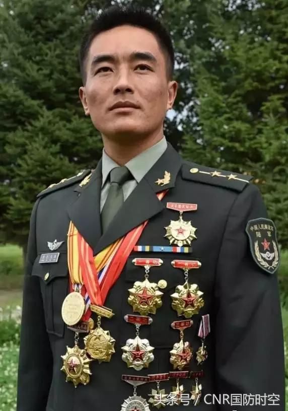 军队人大代表认真履行代表职责