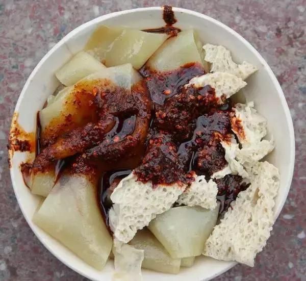 礼县热面皮 礼县热面皮爽滑筋道,辣味十足,为礼县最具特色的汉族名