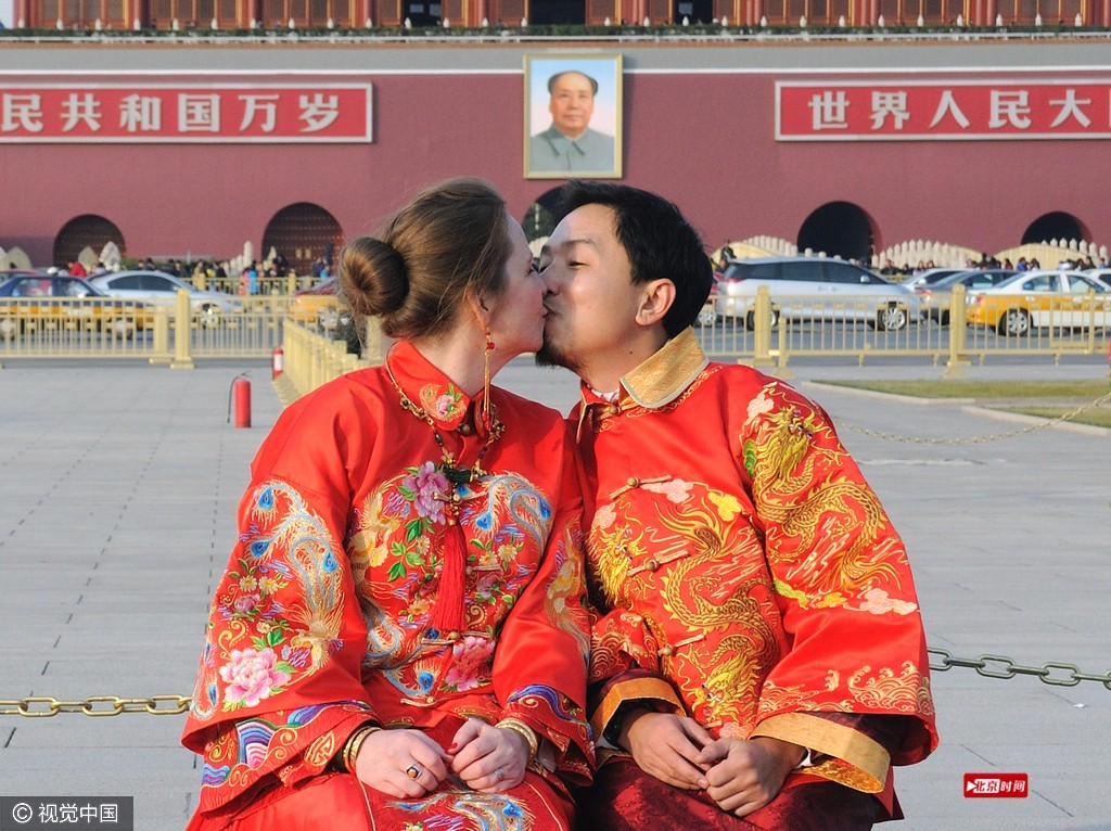 中外情侣天安门激情热吻迎接“国际接吻日” 中外情侣天安门激情热吻迎接“国际接吻日”