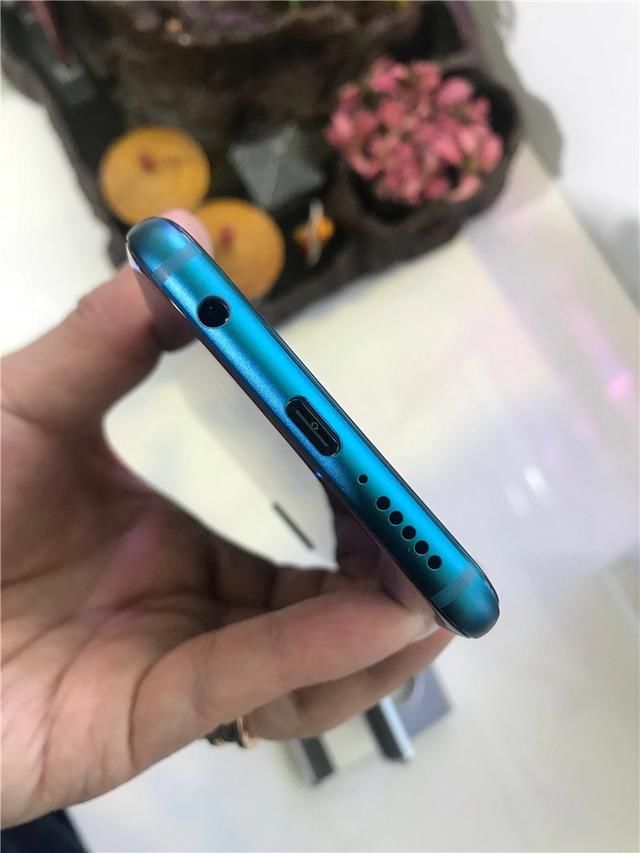 售价2599起,荣耀10发布,背面梦幻:正面这一点