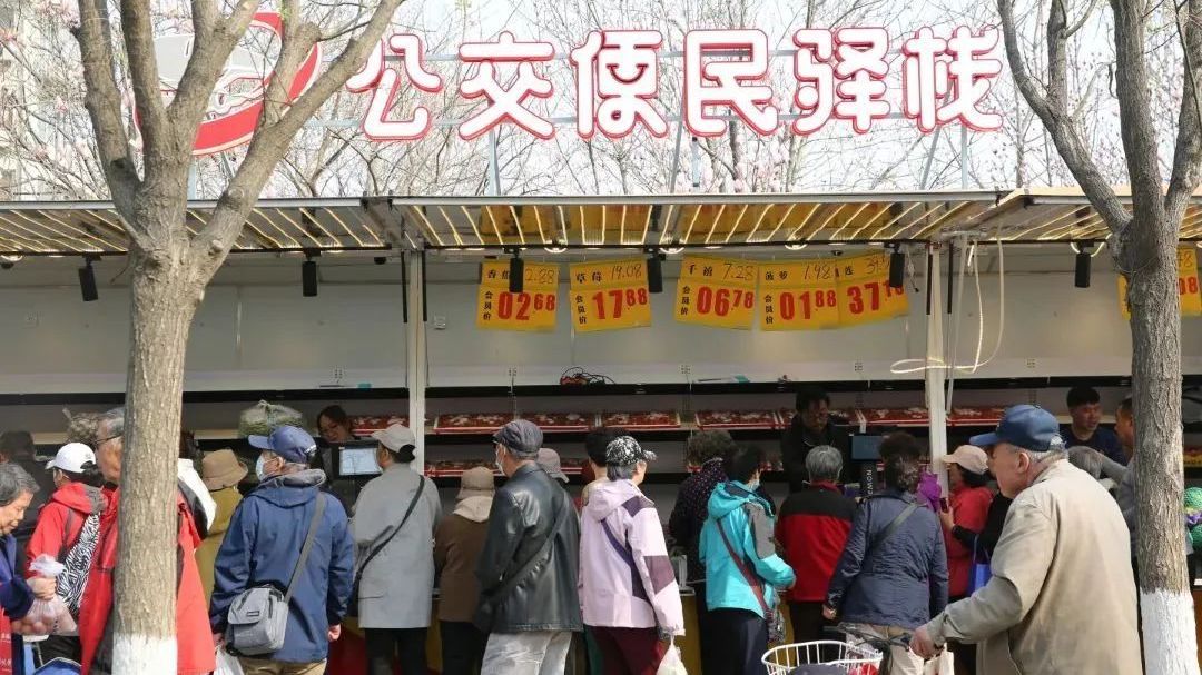 “蔬菜大巴”开进社区,居民买菜更方便了! “蔬菜大巴”开进社区,居民买菜更方便了!