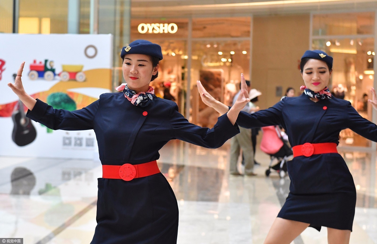 美女穿空姐制服商场玩快闪 吸引众人围观