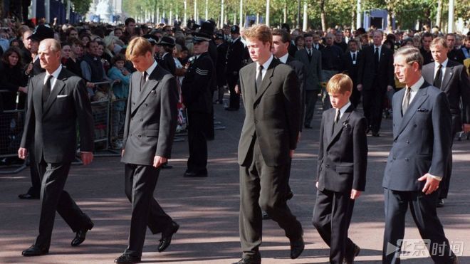 戴安娜逝世20周年再掀英国王室风波 哈里王子改口称跟在棺木后很高兴 戴安娜逝世20周年再掀英国王室风波 哈里王子改口称跟在棺木后很高兴
