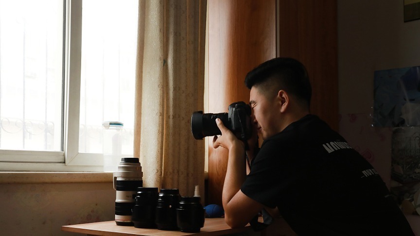 自由摄影师不需要朝九晚五，但张学文依然每天早起在窗前练习拍摄。在北京一年半的时间，他搬了两次家，现在住在12平方米的单间里。“如果回老家吉林，住得会比北京好，但北京是一个神奇的地方，有无限可能，这里的人对私房写真的接受程度也比较高。”张学文说。