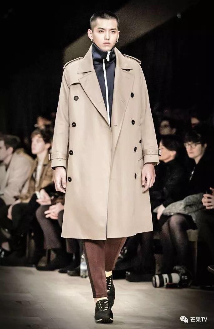 吴亦凡王俊凯迪丽热巴时装周走秀超能打!他们