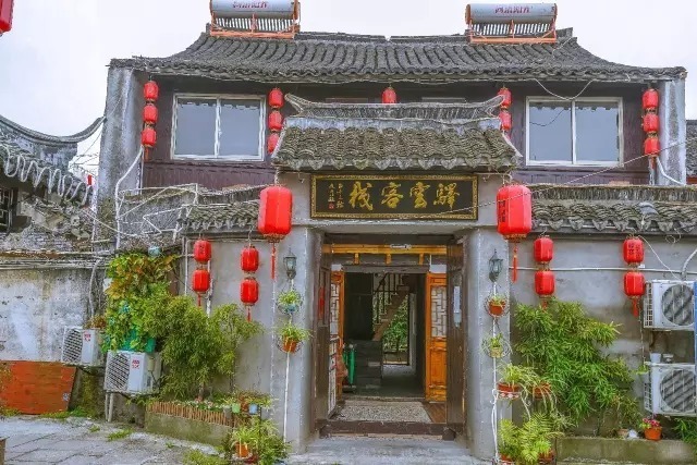 客栈大门古色古香,是非常典型的水乡古镇风格.