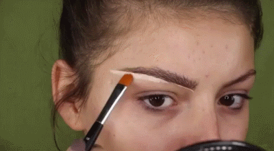 有时候各位小仙女可能会把眉毛画的太粗,从而看起来非常不自然.