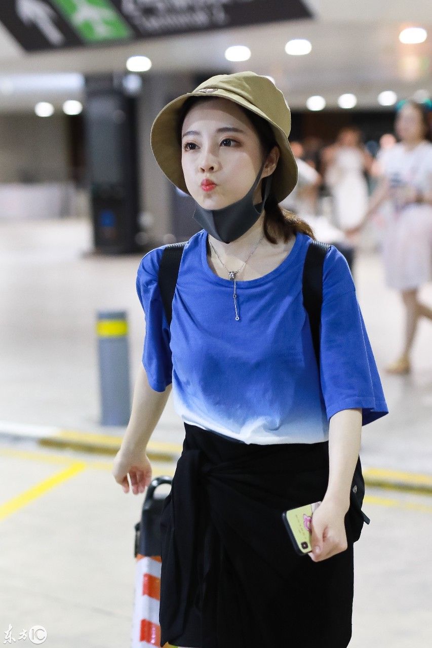 斗鱼冯提莫现身机场,之前的各种门事件似乎不