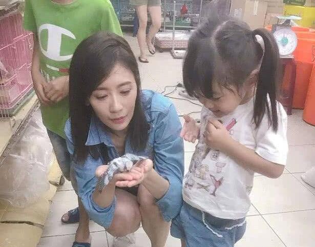 贾静雯为咘咘庆生,一家四口晒代孕生日合照,一