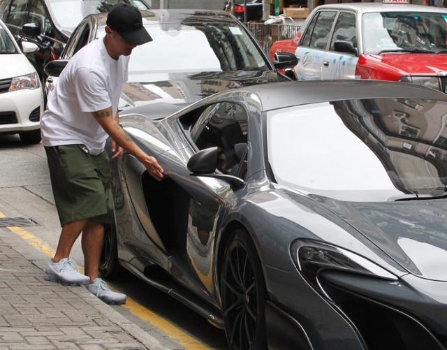 余文乐驾驶650万限量跑车去吃饭,面壁抽烟路人以为他随地小便