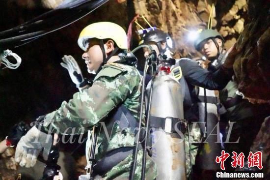 泰国失踪足球队寻获 搜救队潜水深入溶洞实施