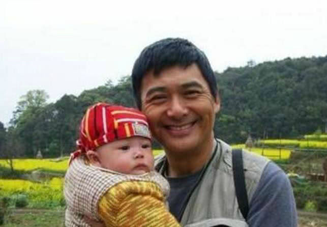 靳东回老家,周润发回老家,胡歌回老家,网友,谁做