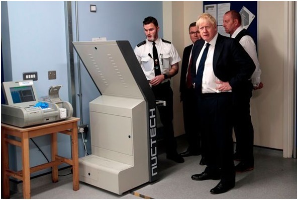 英国监狱内，囚犯偷偷将毒品运进监狱已不是什么新鲜事，不过亲眼目睹体内藏毒的扫描照片还是吓坏了英国新任首相鲍里斯·约翰逊。