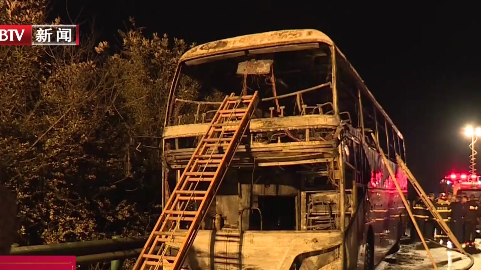 湖南常长高速客车起火已致26人死亡  2名司机已被控制