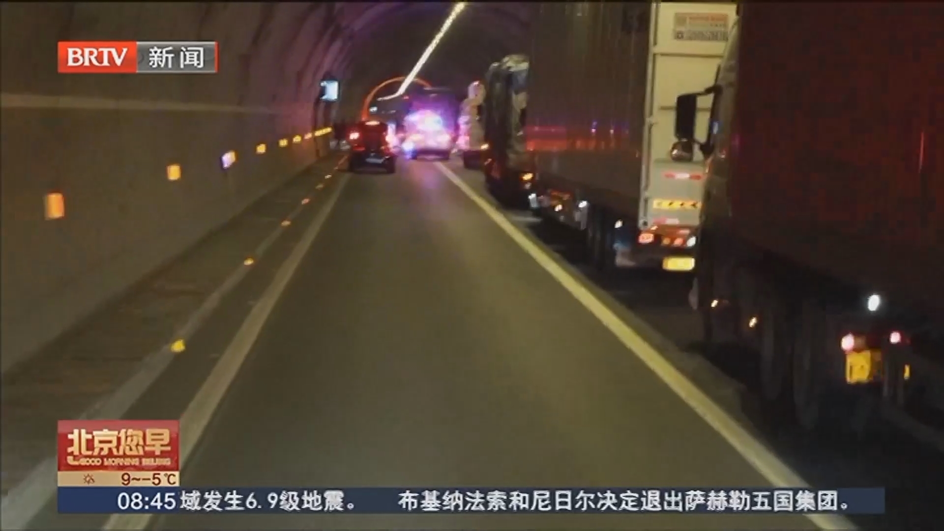 重庆一摩托车骑手被撞下高架桥追踪：骑手已脱离生命危险 警方通报事故系追尾车辆引发 | 极目新闻